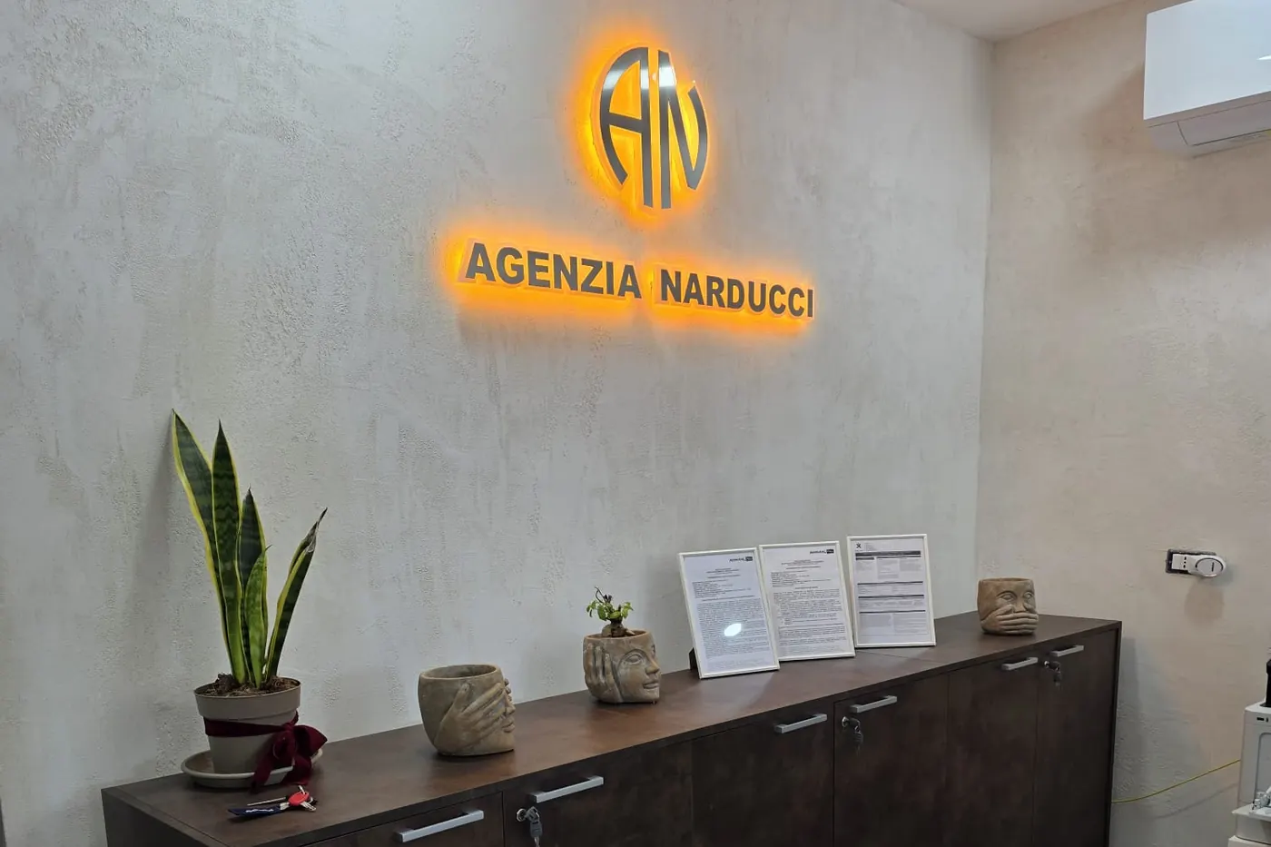 La parete dell'Agenzia Narducci col logo illuminato