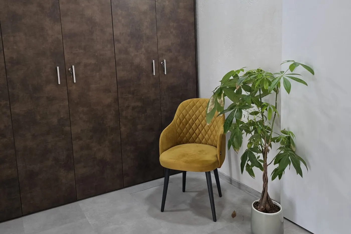 La sala d'attesa dell'Agenzia Narducci, con una poltrona gialla